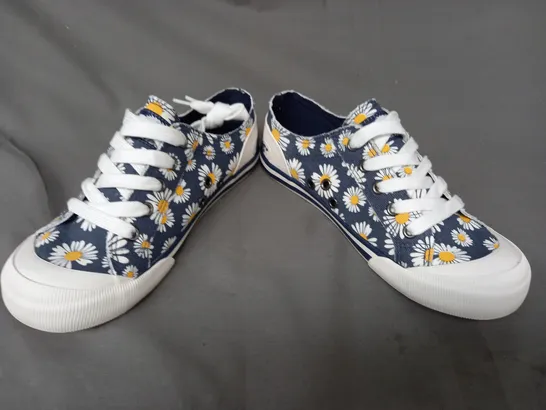 BOXED PAIR OF ROCKET DOG SHOES IN NAVY W. DAISY PATTERN UK SIZE 5