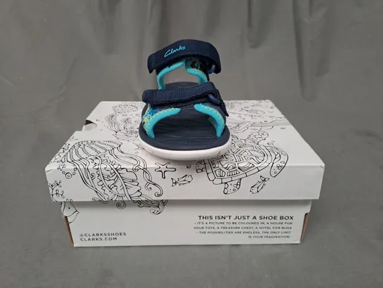 BOXED PAIR OF CLARKS SURFING TIDE KIDS SANDALS IN NAVY/CYAN UK SIZE 8.5