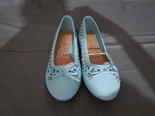 APPROXIMATELY 10 PAIRS OF FLAT SLIP ON SHOES TO INCLUDE SIZE 6