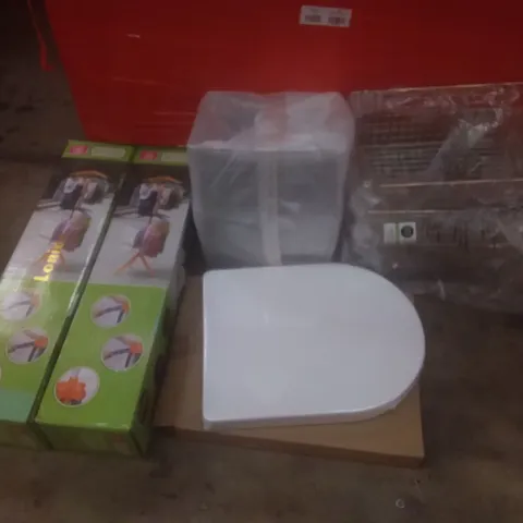 PALLET OF ASSORTED ITEMS TO INCLUDE: BOXED TOILET SEATS, CLOTHES RAILS, METAL WIRE BASKETS ETC 