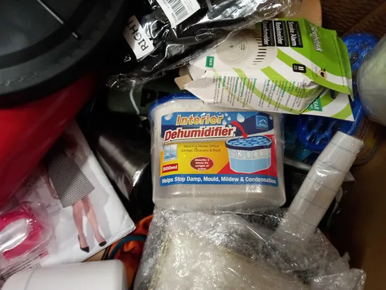 LARGE BOX OF APPROXIMATELY 20 ASSORTED HOUSEHOLD ITEMS TO INCLUDE: RADIATOR SLEEVES, DOOR MAT, ALL PURPOSE SCRAPER