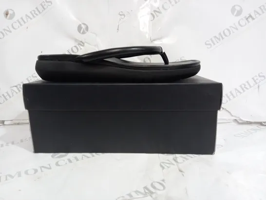 BOXED PAIR OF NATURALIZER BLACK SANDALS IN SIZE 6