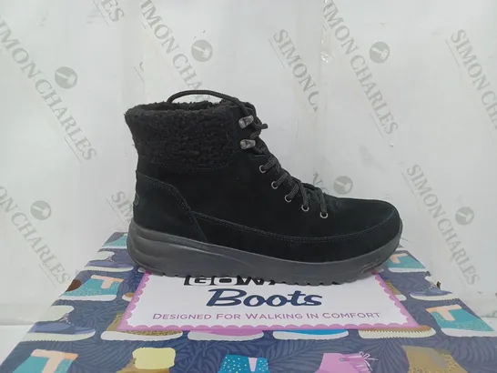 BOXED PAIR OF SKECHERS ON-THE-GO STELLAR WATERPROOF LACE UP BOOTS IN BLACK SIZE 7