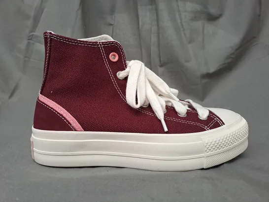 BOXED PAIR OF CONVERSE SHOES IN DEEP BURGUNDY UK SIZE 6