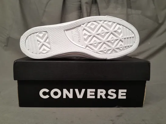 BOXED PAIR OF CONVERSE SHOES IN WHITE UK SIZE 5