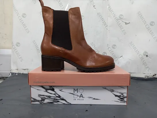 BOXED PAIR OF MODA IN PELLE CHUNKY HEEL CHELSEA BOOTS IN TAN SIZE 6