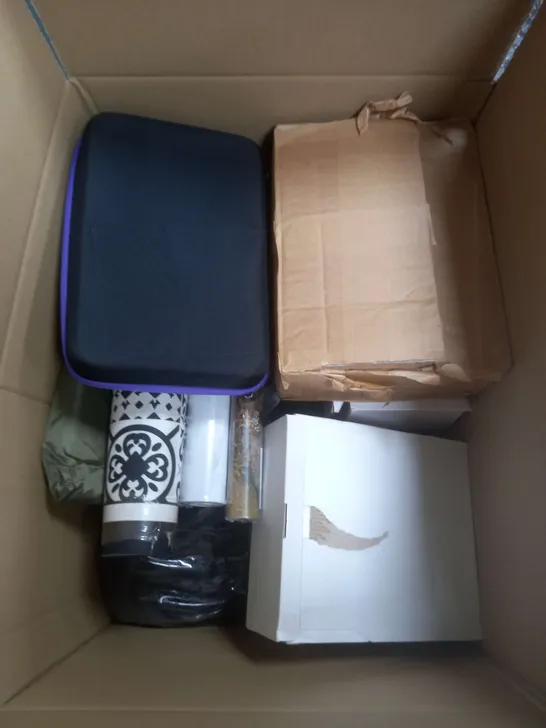 BOX OF APROXIMATELY 15 ASSORTED HOUSEHOLD ITEMS TOO INCLUDE WALLPAPER , PHOTO FRAMES , HOSEPIPES , ETC 