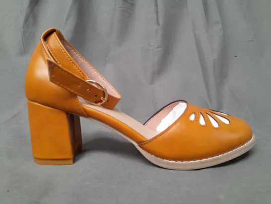 BOXED PAIR OF DESIGNER CLOSED TOE BLOCK HEEL SHOES IN TAN EU SIZE 37