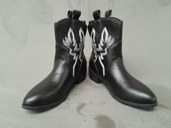 BOXED PAIR OF DESIGNER WESTERN STYLE ANKLE BOOTS IN BLACK EU SIZE 36