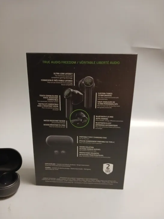 LOT OF 5 BOXEED RAZER HAMMERHEAD WIRELESS HEADPHONES IN BLACK AND GREEN INCLUDES CHARGING CASE, CABLE, WRIST STRAP AND SPARE BUDS