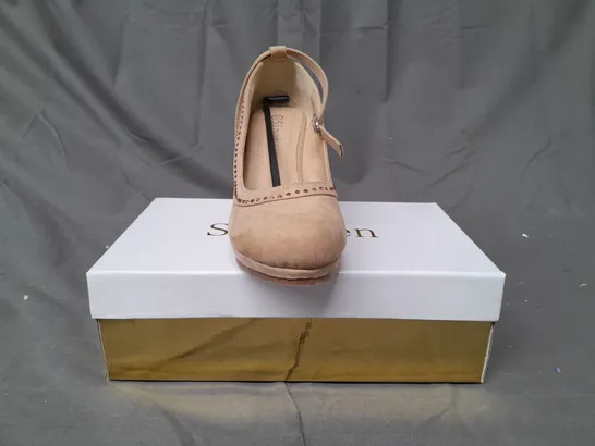 BOX OF APPROXIMATELY 10 BOXED PAIRS OF SINOBEN CLOSED TOE WEDGES IN TAN - VARIOUS SIZES