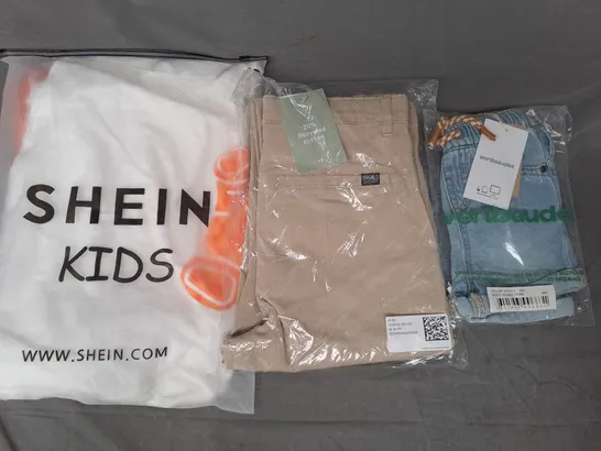 BOX OF APPROXIMATELY 20 ASSORTED KIDS CLOTHING AND FASHION ITEMS IN VARIOUS STYLES AND SIZES TO INCLUDE SHEIN, H&M, VERTBAUDET, ETC