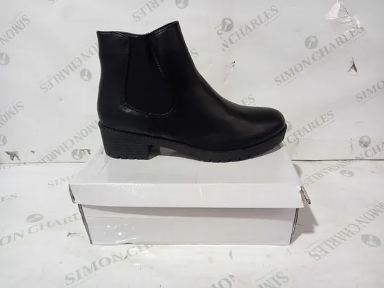 BOXED PAIR OF DESIGNER LEATHER SHOES IN BLACK UK SIZE 8