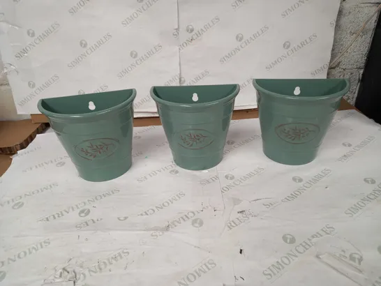 3 MOUNTABLE WALL POTTERS IN GREEN 