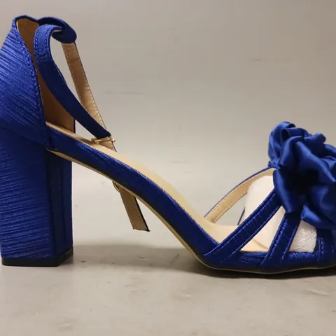 BOXED PAIR OF DESIGNER OPEN TOE BLOCK HEEL SANDALS IN SAPPHIRE BLUE W. BOW DETAIL EU SIZE 42