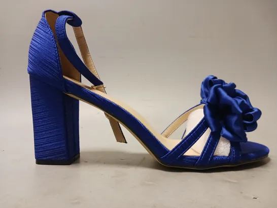 BOXED PAIR OF DESIGNER OPEN TOE BLOCK HEEL SANDALS IN SAPPHIRE BLUE W. BOW DETAIL EU SIZE 42