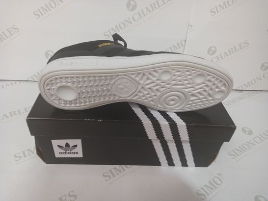 BOXED PAIR OF ADIDAS SHOES IN BLACK UK SIZE 7