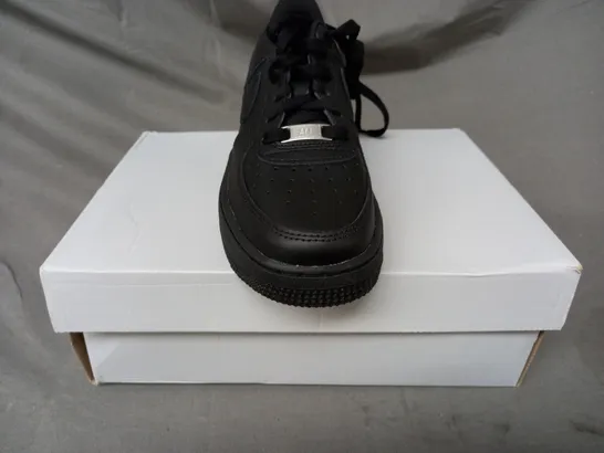 BOXED PAIR OF NIKE AIR FORCE 1 SHOES IN BLACK UK SIZE 5.5