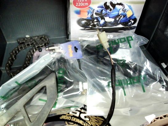 TRAY OF MOTOR CYCLE PARTS, TWIST GRIP, BADGES, STICKERS, GEAR CHANGE ASSEMBLEY, SCOOTER COVER, CHAIN.