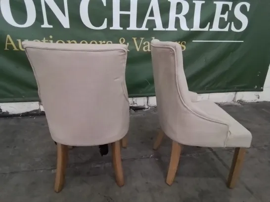 PAIR OF DESIGNER DUKE UPHOLSTERED BUTTONED BACK DINING CHAIRS OATMEAL FABRIC OAK LEGS