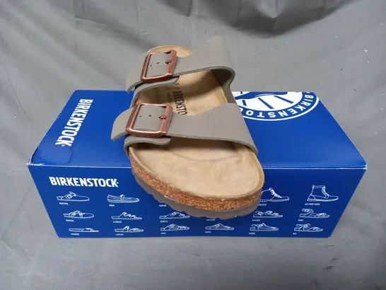 BOXED PAIR OF BIRKENSTOCK ARIZONA BS OPEN TOE SANDALS UK SIZE 5.5