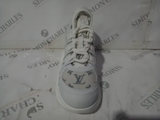 PAIR OF LOUIS VUITTON ARCHLIGHT TRAINERS IN WHITE EU SIZE 36