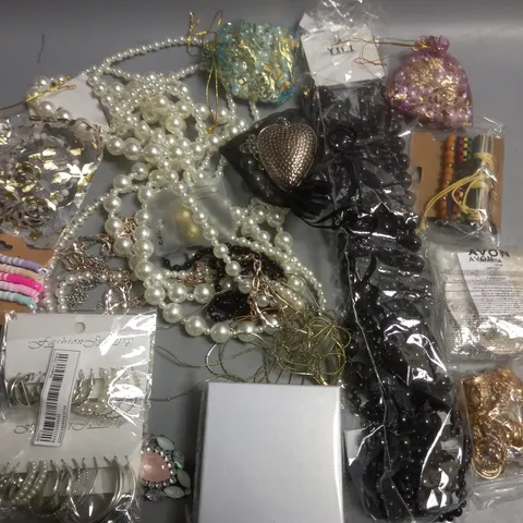 LARGE QUANTITY OF ASSORTED COSTUME JEWELLERY ITEMS TO INCLUDE RINGS, NECKLACES AND BRACELETS