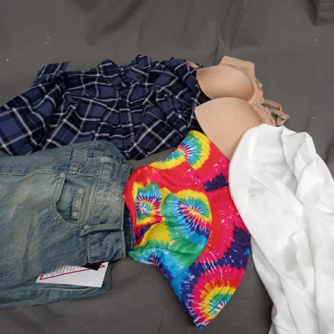 BOX OF APPROXIMATELY 25 ASSORTED CLOTHING ITEMS TO INCLUDE - SHIRT , JEANS , HAT ETC