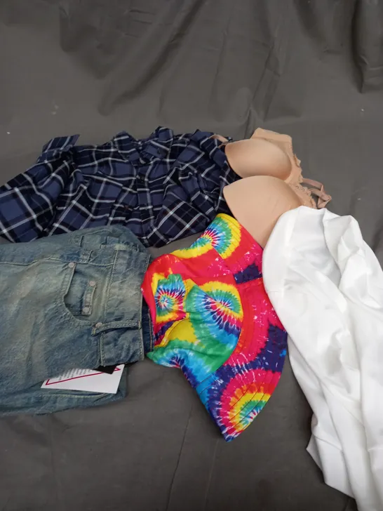 BOX OF APPROXIMATELY 25 ASSORTED CLOTHING ITEMS TO INCLUDE - SHIRT , JEANS , HAT ETC