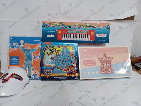 BOX OF APPROX 25 ASSORTED ITEMS TO INCLUDE - AMSCAN BLIPPI COSTUME FOR KIDS 2-3 YEARS - NICKELODEON THE ADVENTURE CITY LOOKOUT - ROKR MECHANICAL MUSIC BOX ECT 