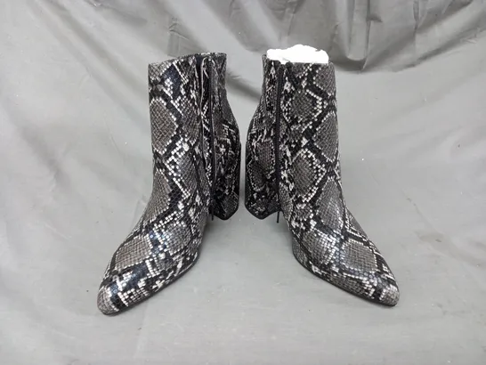 BOXED PAIR OF STEVE MADDEN ANKLE BOOTS IN GREY/OTHER SNAKE EU SIZE 41