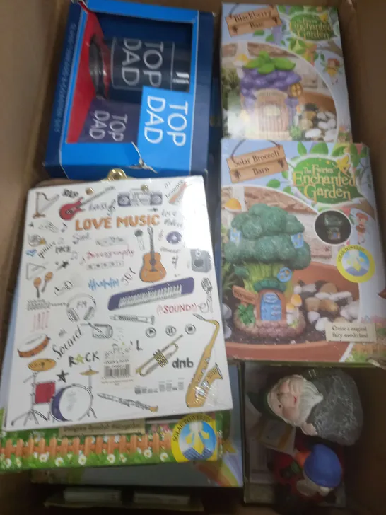 BOX OF APPROXIMATELY 15 ASSORTED ITEMS TO INCLUDE GNOME SET, SOLAR HOUSE, NOTE PAD ETC