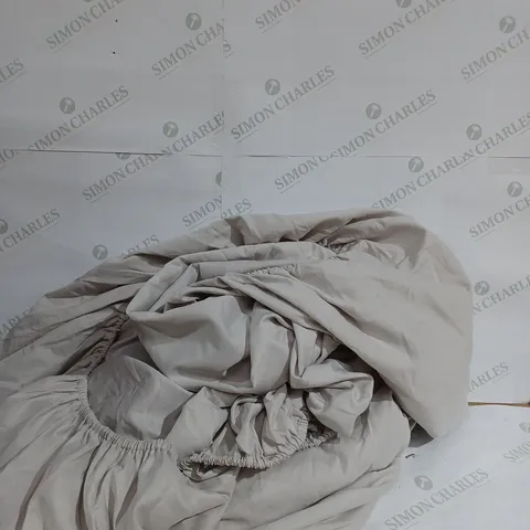 SET OF 2 UNBRANDED GREY DUVETS IN LIGHT GREY - SIZE UNSPECIFIED