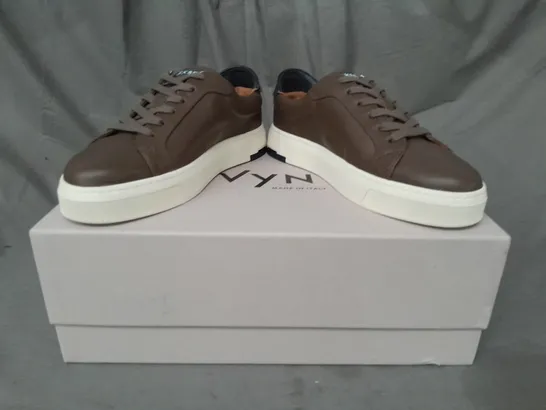 BOXED PAIR OF VYN ONE CUSTOMISED SHOES IN BROWN/BLACK EU SIZE 39