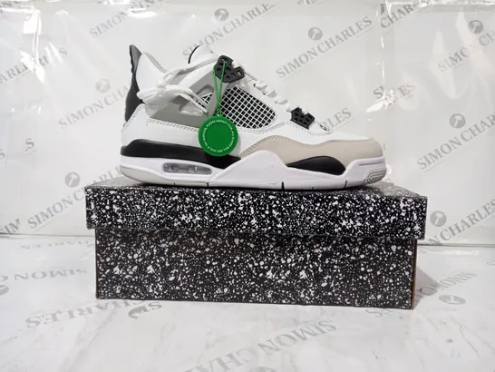 BOXED PAIR OF NIKE AIR JORDAN 4 RETRO SHOES IN WHITE/BLACK UK SIZE 8.5