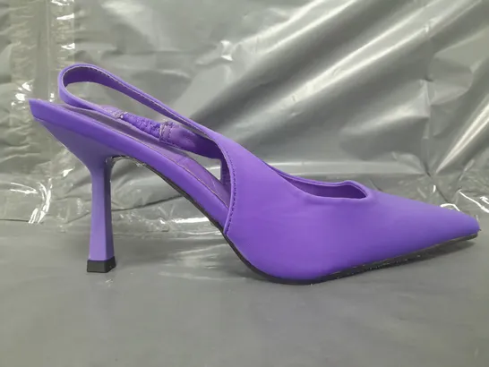 BOXED PAIR OF DESIGNER POINTED TOE HEELED SHOES IN PURPLE EU SIZE 40