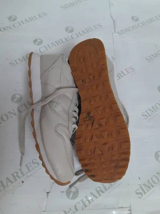 SKECHERS OLD SCHOOL TRAINER IN TAUPE SIZE 6