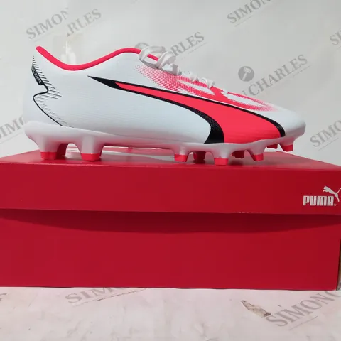 BOXED PAIR OF PUMA ULTRA PLAY FOOTBALL BOOTS IN WHITE/BLACK/RED UK SIZE 8