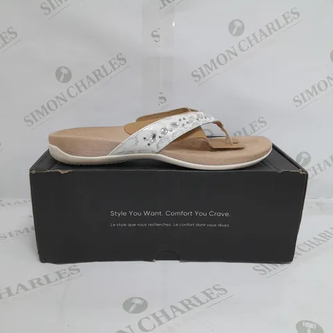 BOXED PAIR OF LUCIA SANDALS IN WHITE SIZE 7