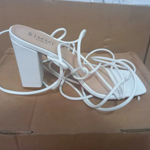 BOXED PAIR OF SIMMI LONDON HEELS IN WHITE UK SIZE 7
