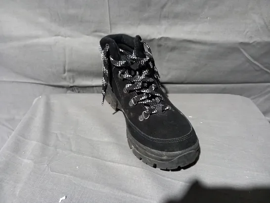 PAIR OF SKECHERS BOBS BROADIES HIKER BOOTS IN BLACK SIZE 6