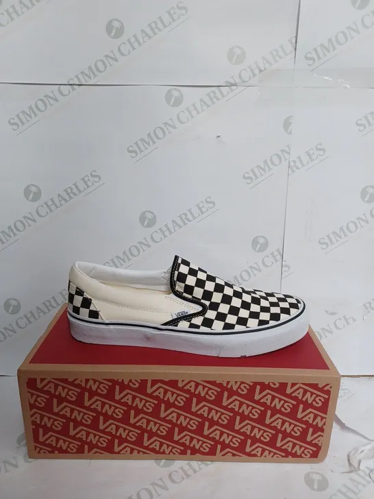 VANS CLASSIC SLIP ON IN BLACK & WHITE CHECKERBOARD - UK 9