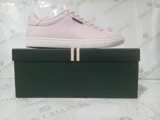 BOXED PAIR OF HOLLAND COOPER CHELSEA COURT TRAINERS IN PINK W. GOLD EFFECT DETAIL UK SIZE 9