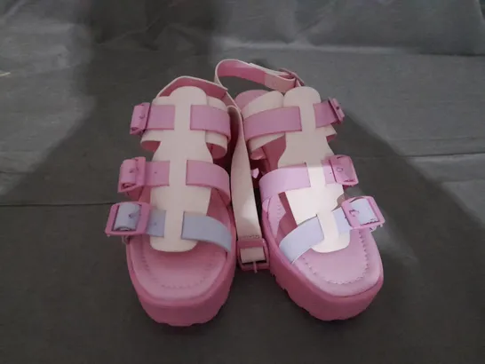 PAIR OF KOI SUGAR SEASON CHUNKY BUCKLE SANDALS SIZE 5