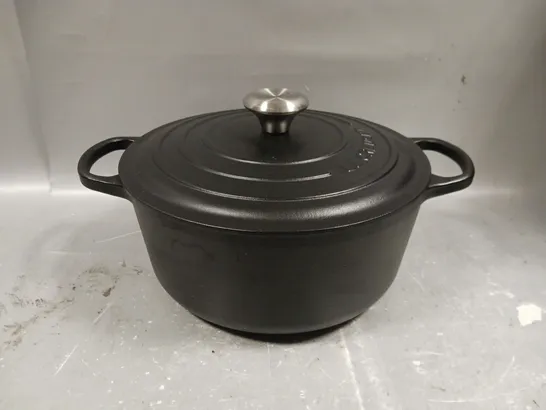 LE CREUSET SIGNATURE CAST IRON ROUND 26 CM CASSEROLE IN SATIN BLACK RRP £24.99