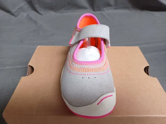 BOXED PLAE KIDS EMME TRAINERS IN SILVER/PINK - UK 11