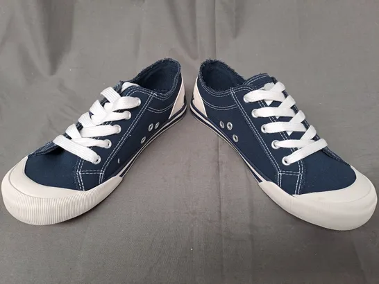 BOXED PAIR OF ROCKET DOG SHOES IN NAVY/WHITE UK SIZE 6