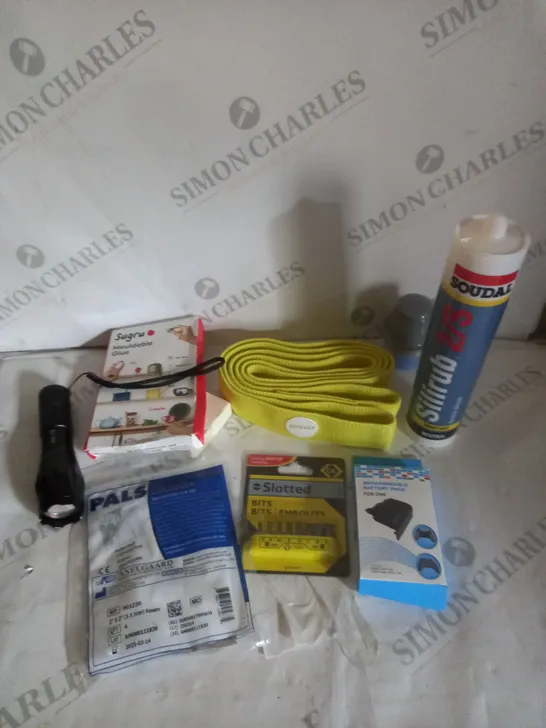 APPROXIMATELY 20 ASSORTED HOUSEHOLD & LEISURE PRODUCTS TO INCLUDE RESEARCHABLE BATTERY PACK, SUGRU MOULDABLE GLUE, LED TORCH ETC 