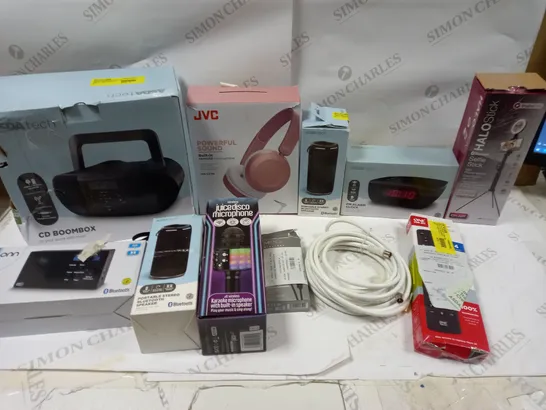 BOX OF ASSORTED ELECTRICAL ITEMS TO INCLUDE RADIOS, HEADPHONES AND SPEAKERS