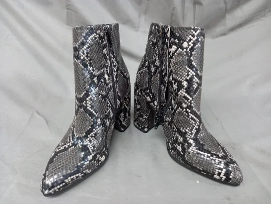 BOXED PAIR OF STEVE MADDEN ANKLE BOOTS IN GREY/OTHER SNAKE EU SIZE 37